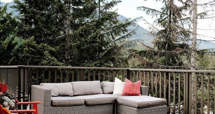 Cozy Condo with Loft |Treetop Retreat near Creekside Chairlift | Stunning Views