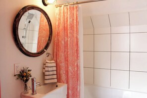 Secadora de cabello, toallas, jabón, shampoo 