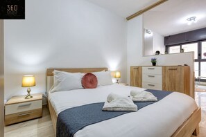 1 slaapkamer, een bureau, een strijkplank/strijkijzer, reisbedje