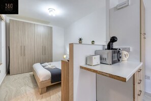 1 Schlafzimmer, Schreibtisch, Bügeleisen/Bügelbrett, Reisekinderbett