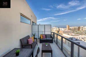 Outdoor dining - Spacious home with access  to roof top terrace ! (San Ġiljan)