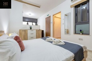 1 soveværelse, skrivebord, strygejern/strygebræt, weekendseng