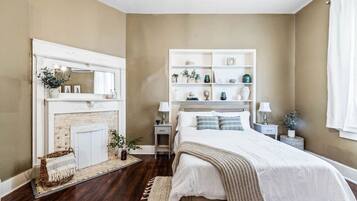 1 habitación, escritorio, tabla de planchar con plancha y cuna de viaje