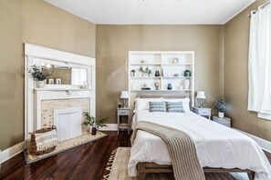 1 bedroom, desk, iron/ironing board, travel crib - Historic Suites Downtown Macon - Unit 1 (Macon)