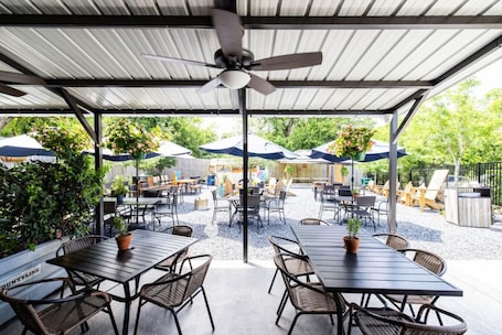 Outdoor dining. Comfort Suite | Near Mercer University & Downtown