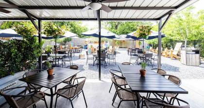 Comfort Suite | Near Mercer University & Downtown