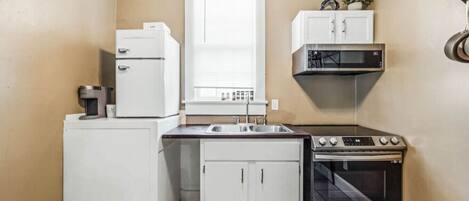 Microondas, horno, placa de cocina y cafetera o tetera