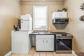 Microondas, horno, placa de cocina y cafetera o tetera