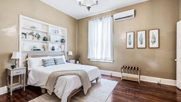 1 habitación, escritorio, tabla de planchar con plancha y cuna de viaje