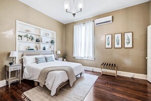 1 dormitorio, escritorio, tabla de planchar con plancha y cuna de viaje