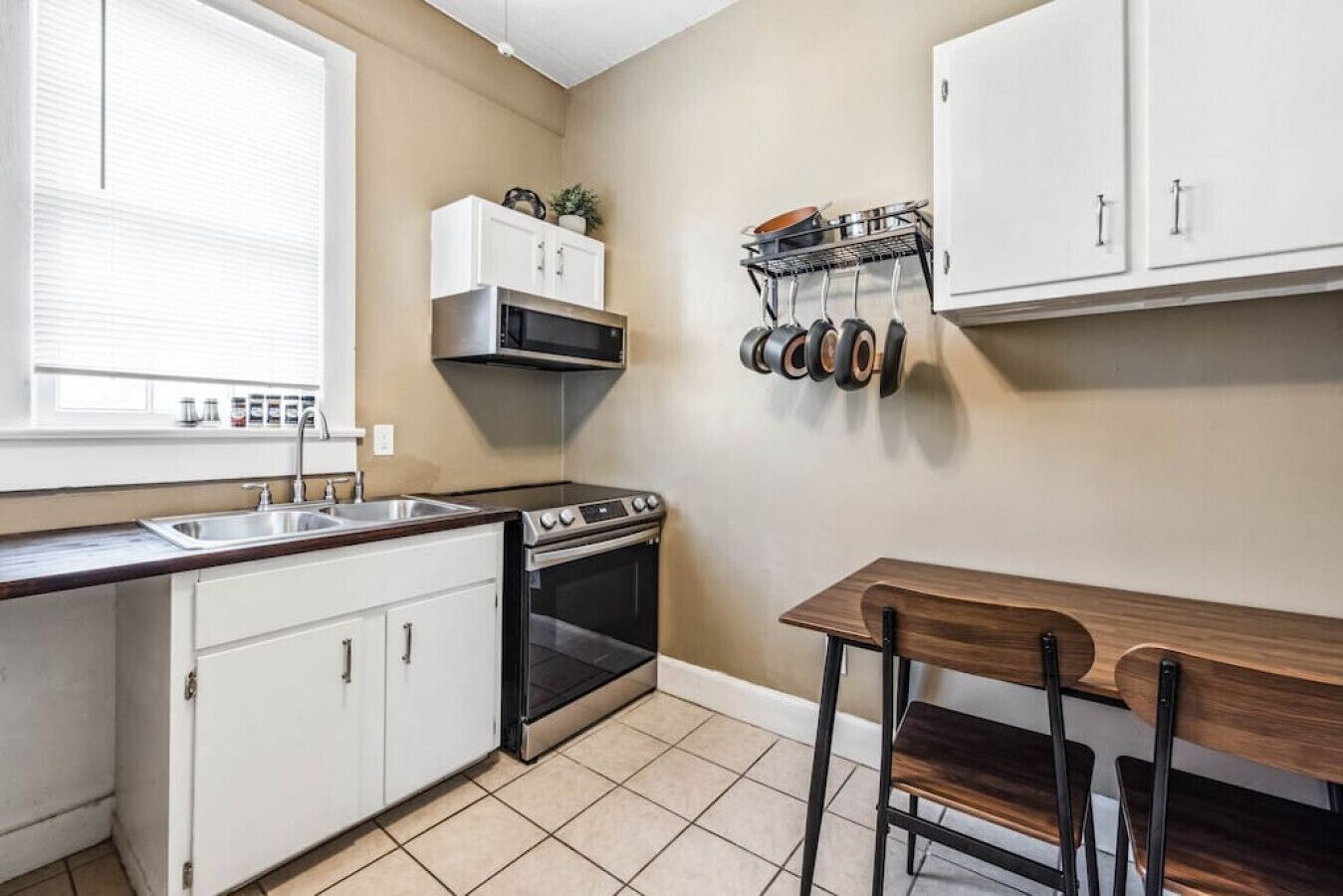 Microondas, horno, placa de cocina y cafetera o tetera