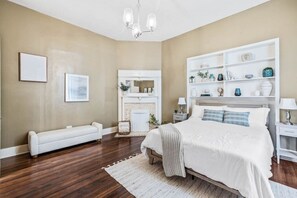 1 dormitorio, escritorio, tabla de planchar con plancha y cuna de viaje