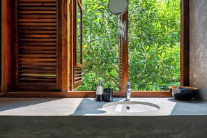 Vila superluxo, vista para o mar | Banheiro | Chuveiro, chuveiro com efeito de chuva, produtos de toalete grátis 