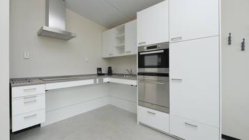 Geladeira, micro-ondas, cooktop, lava-louças
