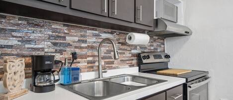 Een koelkast, een magnetron, een oven, een kookplaat