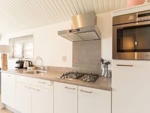 Réfrigérateur, micro-ondes, plaque de cuisson, lave-vaisselle