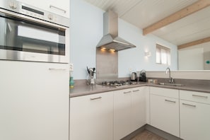 Réfrigérateur, micro-ondes, plaque de cuisson, lave-vaisselle