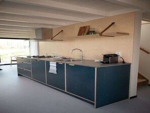 ثلاجة، ميكروويف، غسالة أطباق، ماكينة لصنع القهوة/الشاي