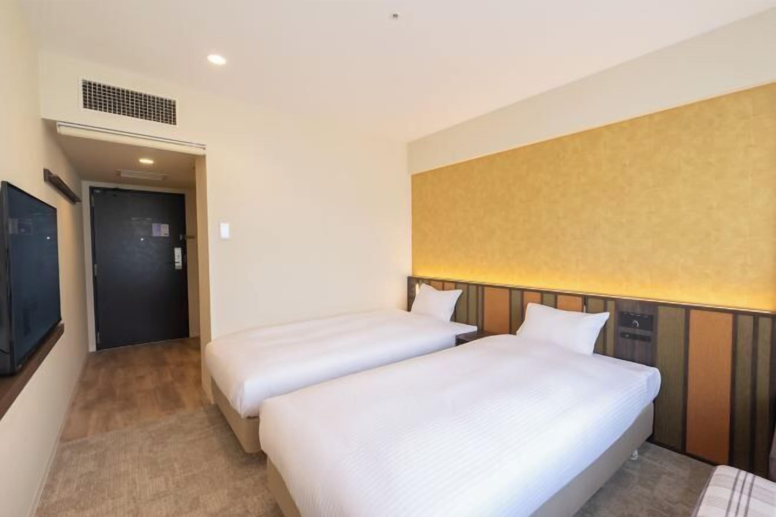 Down comforters, in-room safe, blackout drapes, free WiFi