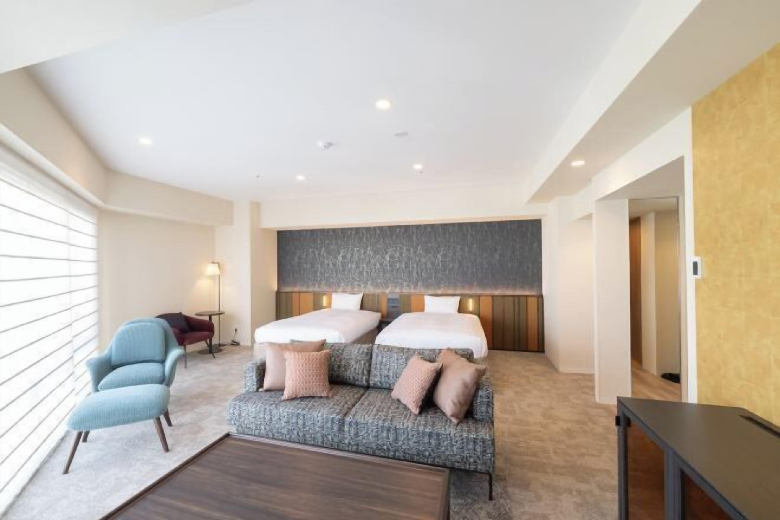 Down comforters, in-room safe, blackout drapes, free WiFi