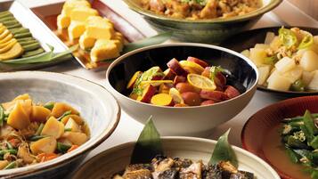 Daily buffet breakfast (JPY 1800 per person)