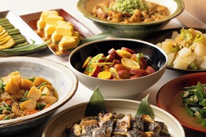 Sarapan prasmanan setiap hari (JPY 1800 per orang)