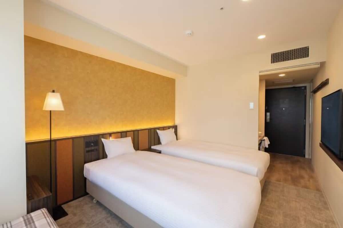 Down comforters, in-room safe, blackout drapes, free WiFi