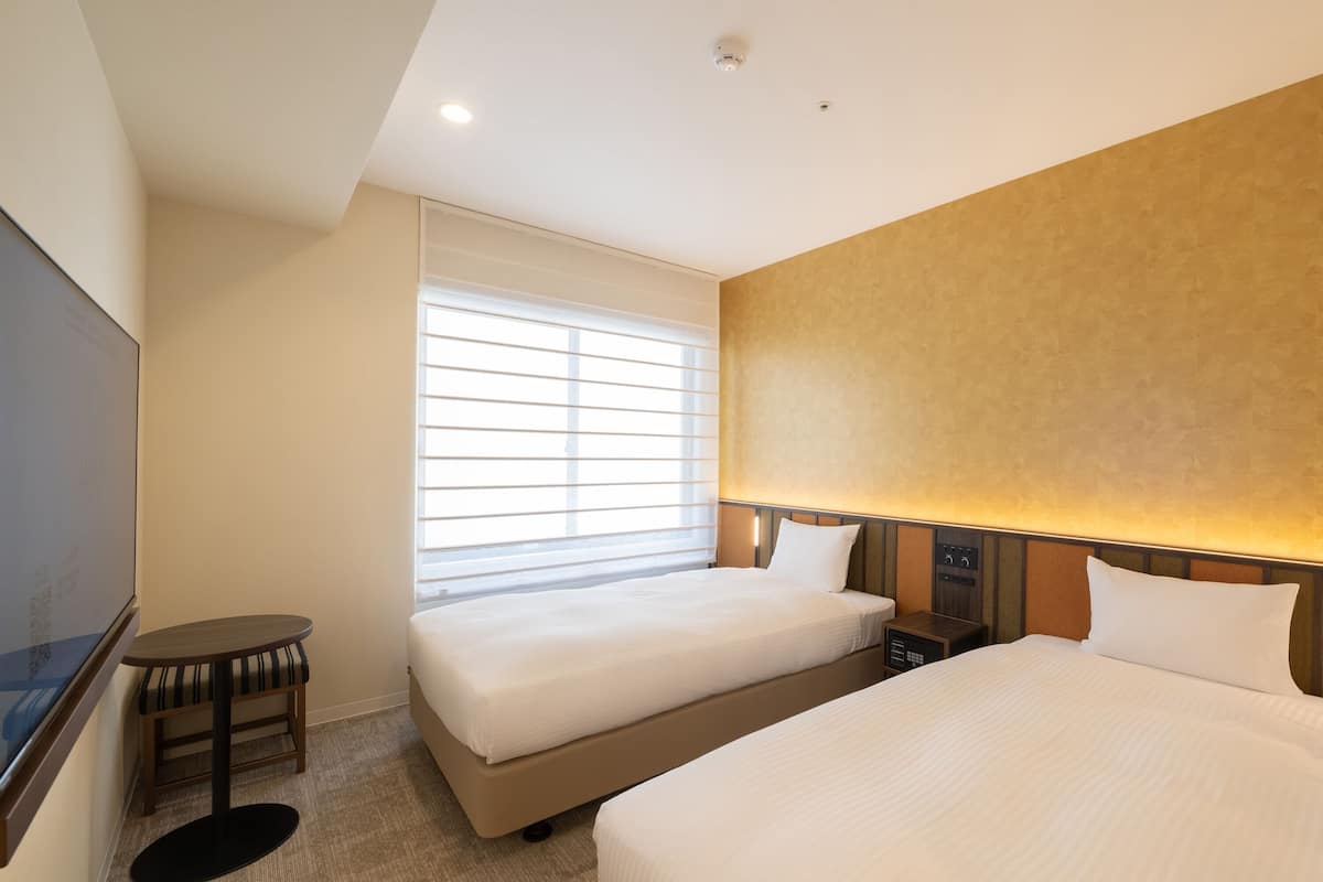 Edredons de pluma, cofres nos quartos, cortinas blackout