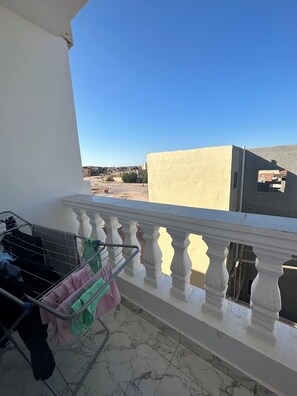 المنطقة المحيطة بالمنشأة