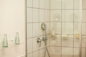 Apartment | Bathroom shower - Lovely Studio Apt with Exquisite Crimson Interior near Talpiot Market (Haifa)