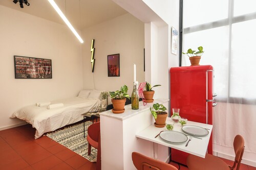 Lovely Studio Apt with Exquisite Crimson Interior near Talpiot Market