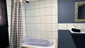 Een douche, handdoeken, zeep, shampoo