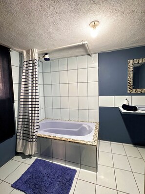 Shower, towels, soap, shampoo - Casa Florencia, 10 minutes from downtown Xela, Stay in a quiet place. (Quetzaltenango)