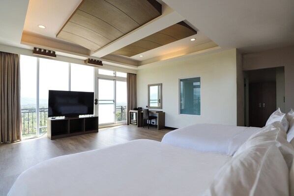 Comfort Villa, Multiple Bedrooms, Ocean View | Desk, laptop workspace, blackout drapes, free WiFi