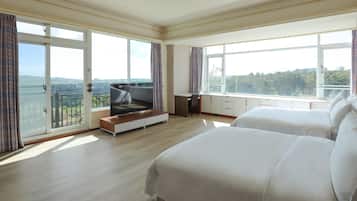 Deluxe Quadruple Room | Desk, laptop workspace, blackout drapes, free WiFi
