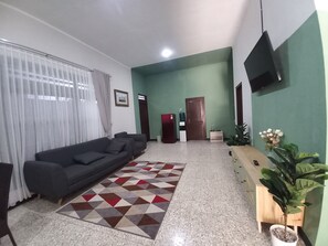 Family House | Living area | LED TV - Homestay Azarine Jogja Dekat UGM By Simply Homy (Depok)