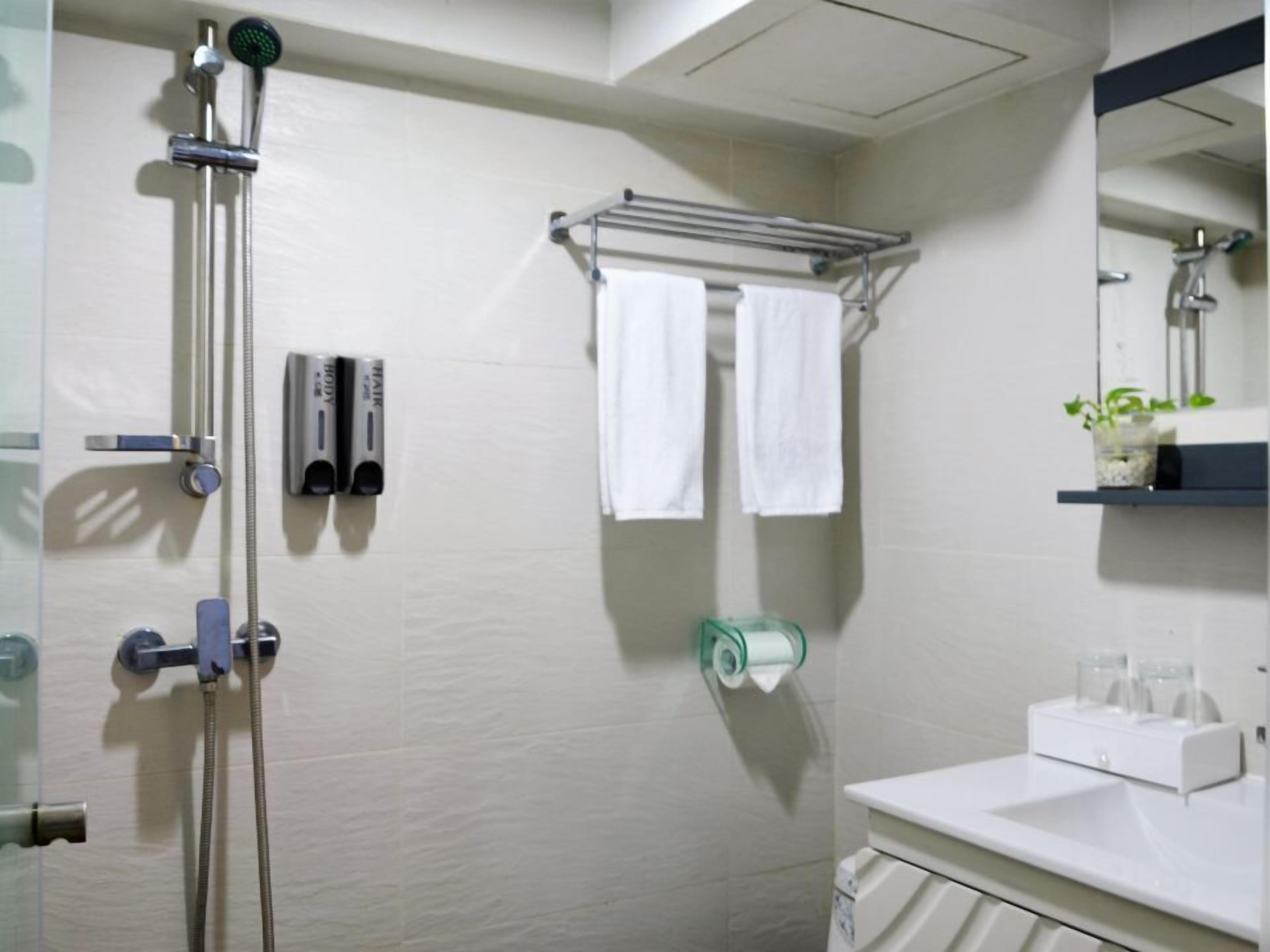 Basic-Zweibettzimmer | Badezimmer | Dusche, Haartrockner, Handtücher, Seife