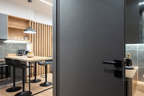 Fridge, oven, stovetop, coffee/tea maker