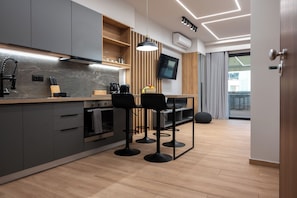 Fridge, oven, stovetop, coffee/tea maker