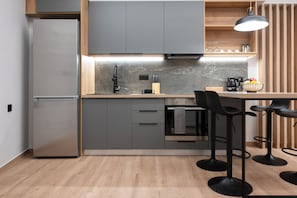 Fridge, oven, stovetop, coffee/tea maker