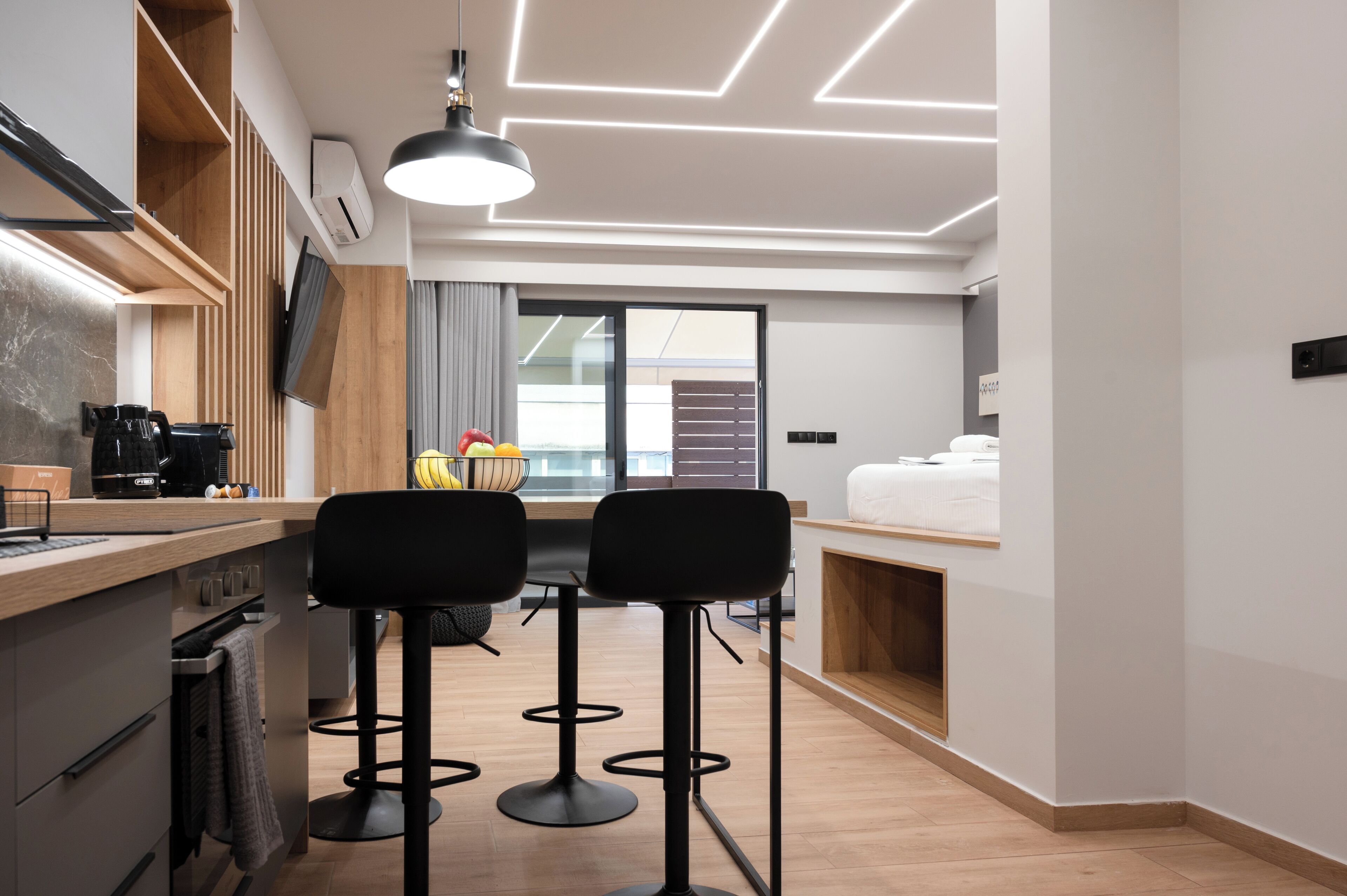 Kühlschrank, Ofen, Herdplatte, Wasserkocher mit Kaffee-/Teezubehör