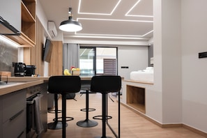 Kühlschrank, Ofen, Herdplatte, Wasserkocher mit Kaffee-/Teezubehör