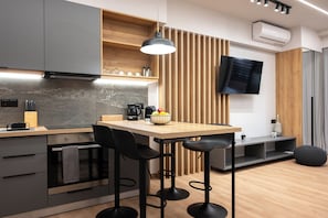 Kühlschrank, Ofen, Herdplatte, Wasserkocher mit Kaffee-/Teezubehör