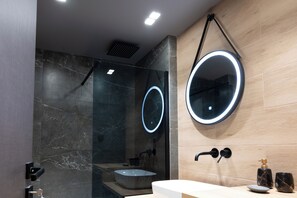 Combined shower/bathtub, hair dryer, towels, soap