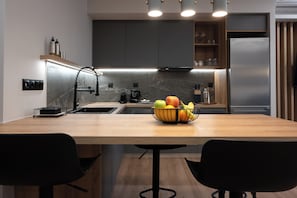 Fridge, oven, stovetop, coffee/tea maker