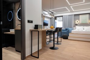 1 chambre, fer et planche à repasser, lit de bébé portatif