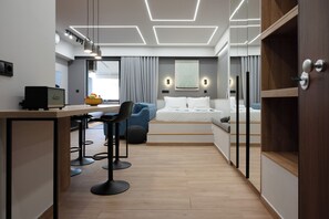 1 chambre, fer et planche à repasser, lit de bébé portatif