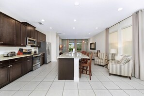 Frigorifero, forno, piano cottura, lavastoviglie