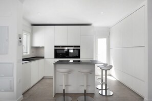 Refrigerador, microondas, horno, placa de cocina