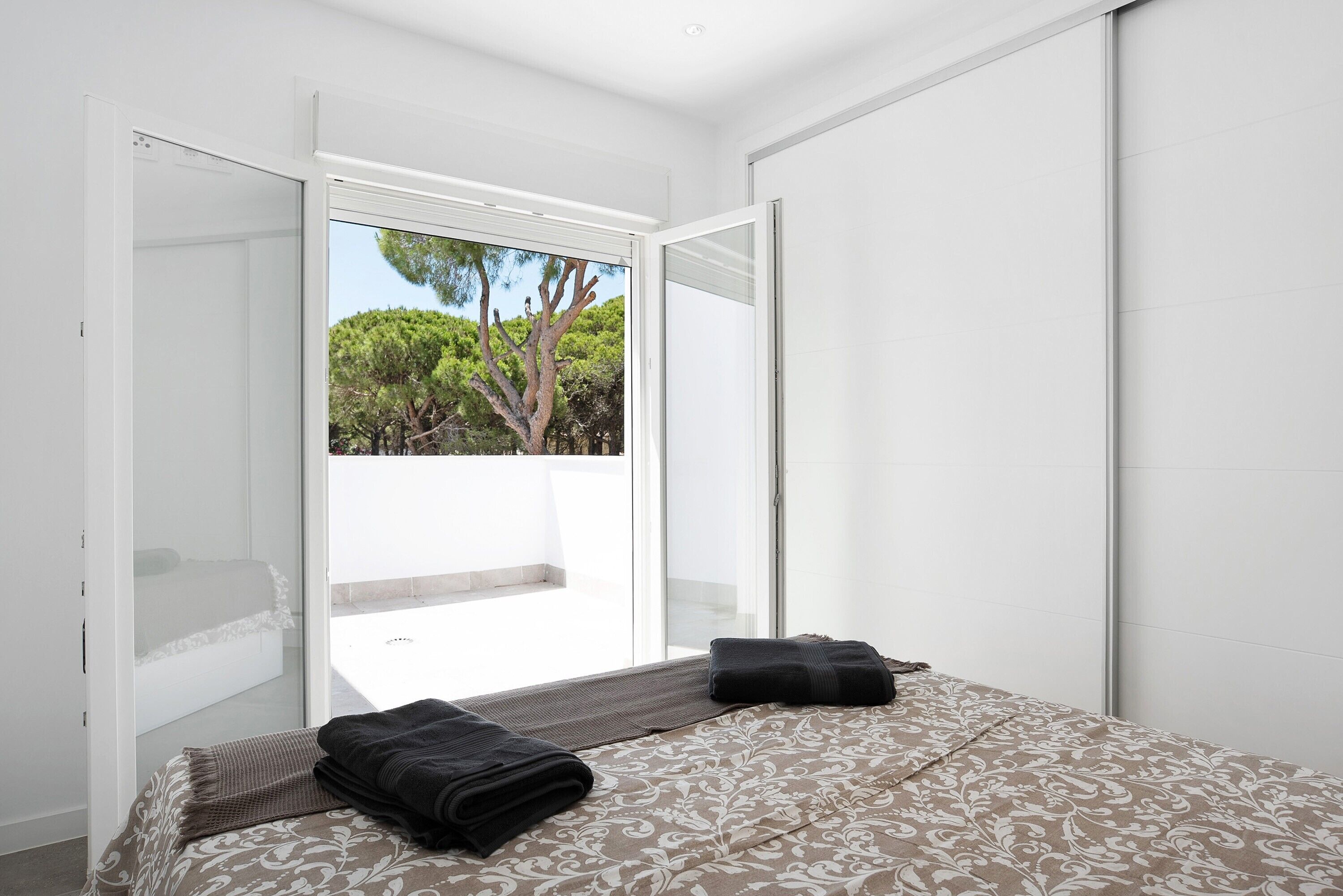 4 bedrooms, iron/ironing board, free WiFi, bed sheets